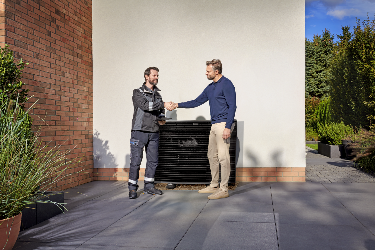 Paigaldaja surub Daikin Altherma välisseadme ees kliendi kätt