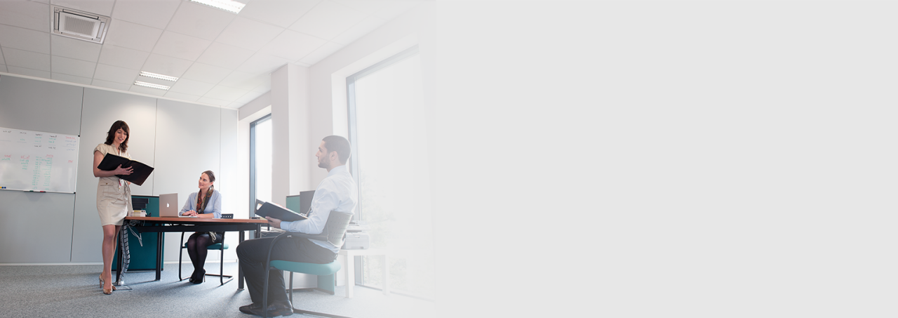 Kolm inimest kontoris koosolekul