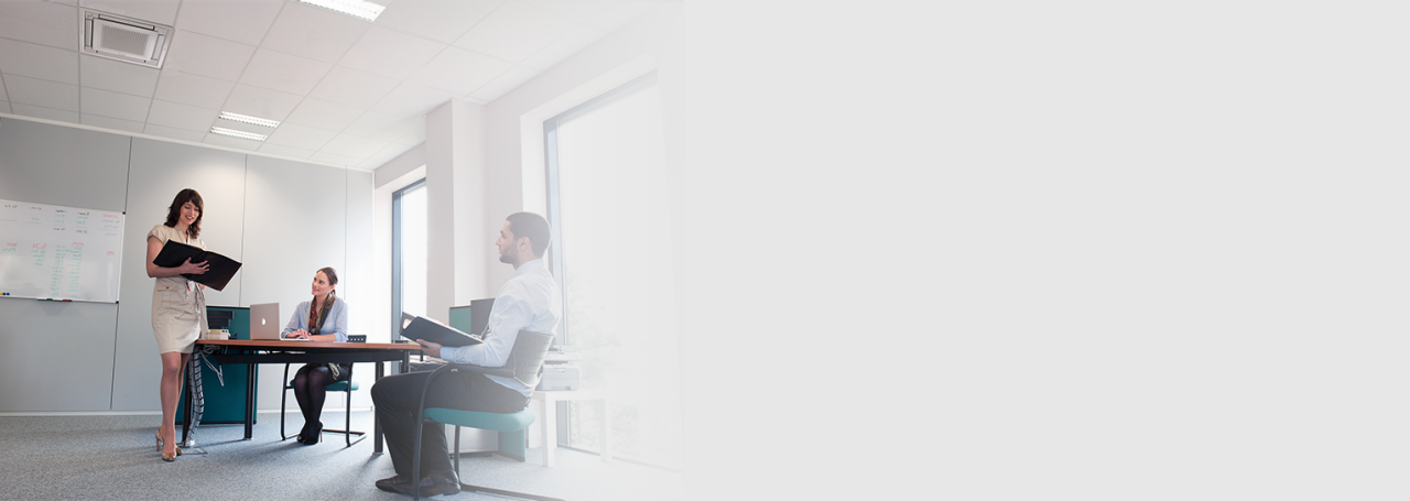 Kolm inimest kontoris koosolekul